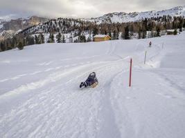 trenó de madeira na neve em dolomitas foto