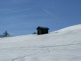 dolomitas neve panorama cabana de madeira val badia armentara foto
