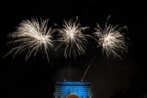 feliz ano novo fogos de artifício em fundo preto foto