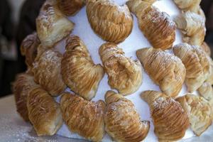 bolo de pastelaria italiana em stand foto