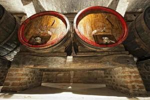 barril de vinho em uma adega na toscana, itália foto