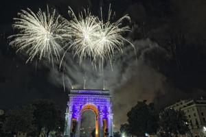 feliz ano novo e feliz natal fogos de artifício no arco do triunfo foto