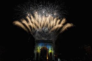 feliz ano novo e feliz natal fogos de artifício no arco do triunfo foto