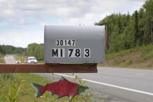 vermelho salmão caixa de correio em uma estrada dentro Kenai Península, Alaska foto