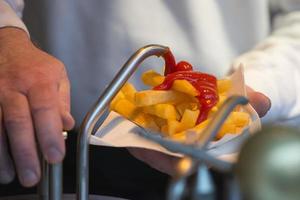 mãos vendendo francês fritas rua Comida foto