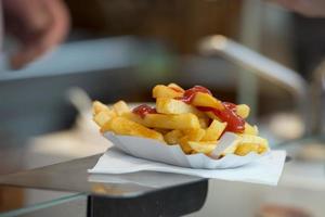 francês fritas rua Comida com molhos ketchup e maionese foto