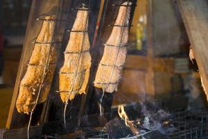 salmão em fumar ficar de pé com natural madeira fumaça foto