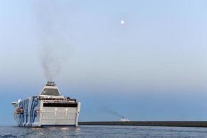 genoa, itália - 27 de julho de 2017 - navio de cruzeiro navegando do porto foto