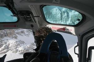 vista aérea do céu de dolomitas tirada de helicóptero no inverno foto