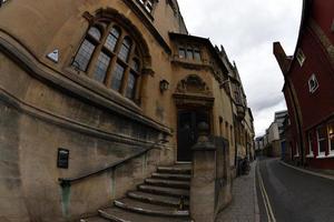 oxford, inglaterra - 15 de julho de 2017 - turistas na igreja de cristo da cidade universitária foto