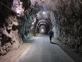 antigo túnel ferroviário abandonado entre varazze e cogoleto liguria itália foto