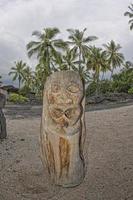 Havaí tiki de madeira estátua foto