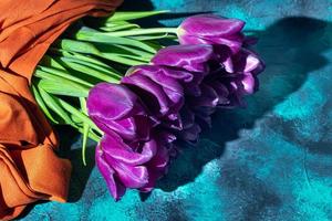 ramalhete do tulipas para a feriado. mulheres dia, dia dos namorados dia, nome dia. em uma Sombrio fundo com reflexão. foto