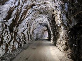 antigo túnel ferroviário abandonado entre varazze e cogoleto liguria itália foto