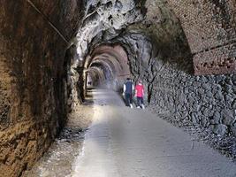 antigo túnel ferroviário abandonado entre varazze e cogoleto liguria itália foto