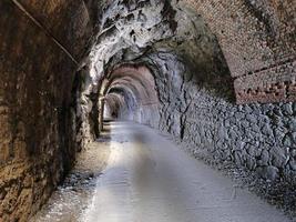 antigo túnel ferroviário abandonado entre varazze e cogoleto liguria itália foto