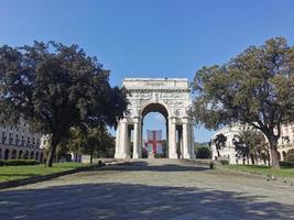 triunfo arco dentro Génova com bandeira vermelho Cruz dentro branco foto