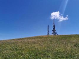 torre de antena de comunicação celular de telecomunicações em fundo azul foto