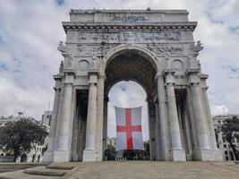 triunfo arco dentro Génova com bandeira vermelho Cruz dentro branco foto