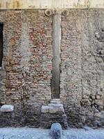 colunas romanas antigas dentro do edifício medieval em roma foto