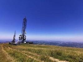 torre de antena de comunicação celular de telecomunicações em fundo azul foto