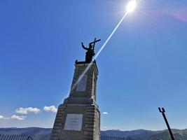 estátua de cristo no topo da montanha giarolo foto