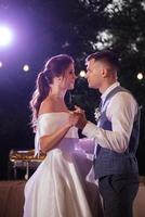 a primeira dança do casamento dos noivos foto