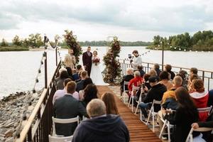 cerimônia de casamento dos noivos no cais foto