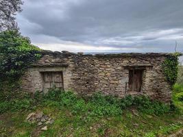 antiga casa de pedra pela colina do mar na ligúria foto