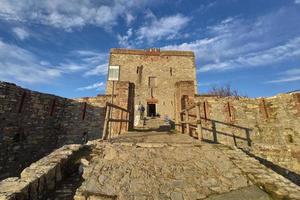 Puin fortaleza antiga fortificação em genoa, itália foto