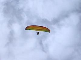 parapente no céu nublado foto