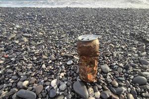 lata enferrujada na praia foto