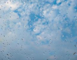 vidro chuva gotas nublado azul céu clima previsão meteorológico departamento chuvoso estação foto