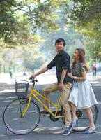 romântico casal equitação bicicletas dentro Pré Casamento sessão de fotos