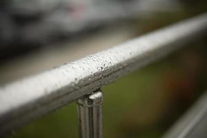 molhado corrimão. aço tubo dentro água gotas. prata aço pólo. foto