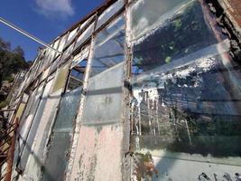 janelas quebradas velhas estufas abandonadas foto