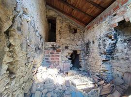 velho abandonado cobertura desabou Fazenda casa construção dentro Itália foto