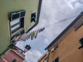 roupas secando no distrito de boccadasse genoa foto