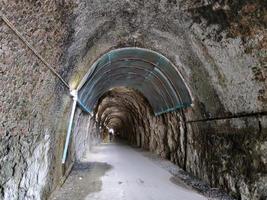 antigo túnel ferroviário abandonado entre varazze e cogoleto liguria itália foto