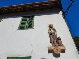 santo roch Rocco cachorro patrono protetor santo estátua dentro grondona medieval Vila Itália foto