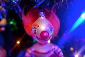 circo palhaço vidro mão fez Natal bola em natal árvore detalhe borrão luzes foto