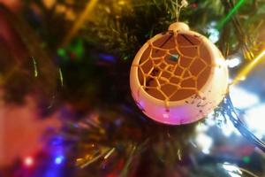 Apanhador de Sonhos vidro mão fez Natal bola em natal árvore detalhe borrão luzes foto