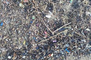 resíduos plásticos lixo lixo na praia foto