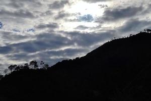 parapente no céu nublado em monterosso cinque terre itália foto