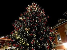 decorações de bolas vermelhas de árvore de natal no mercado de rua foto