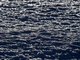 detalhe de neve congelada de dolomitas na montanha foto