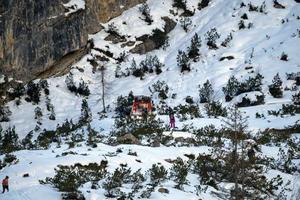 vermelho monitorados moto de neve detalhe escalada fanes montanha dentro dolomites em branco neve foto