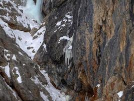 gelo na rocha nas dolomitas da montanha de fanes no panorama de inverno foto