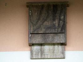 bastão de madeira casa em parede foto