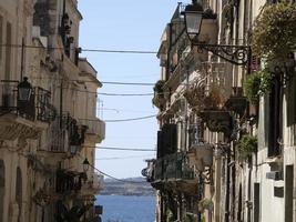 ortigia cidade velha de siracusa alllets ruas pequenas foto